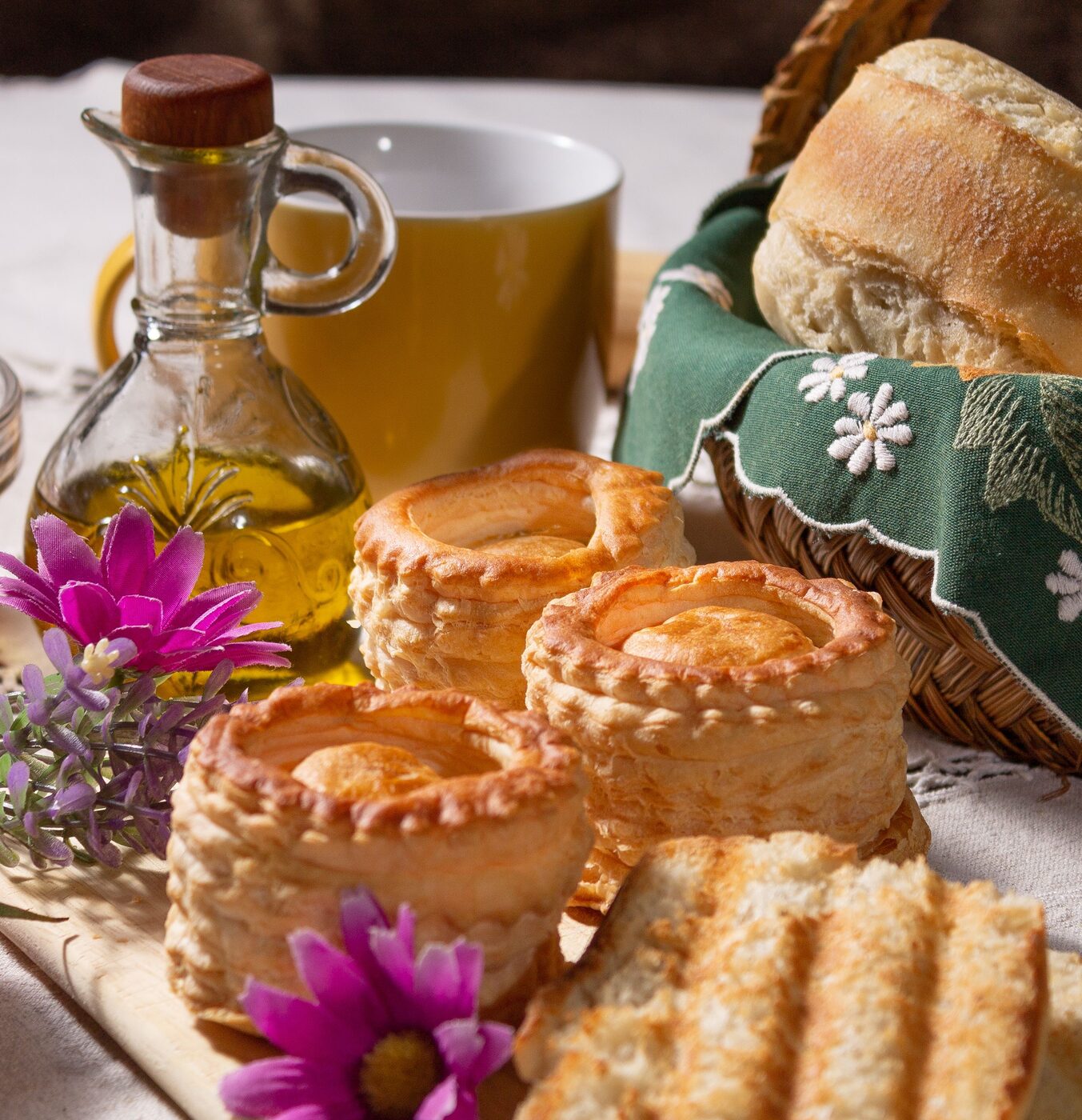 Mesa de pasteles de hojaldre para eventos